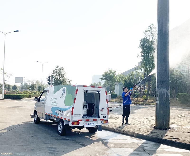 产品简介：
该款纯电动车主要用于清洗城市街道、摊点油污和城市牛皮癣;对在小区、工厂、景区等公共场所可流动进行喷药杀虫、消毒杀菌、灭蚊等，具有高水压,电控操作等特点。