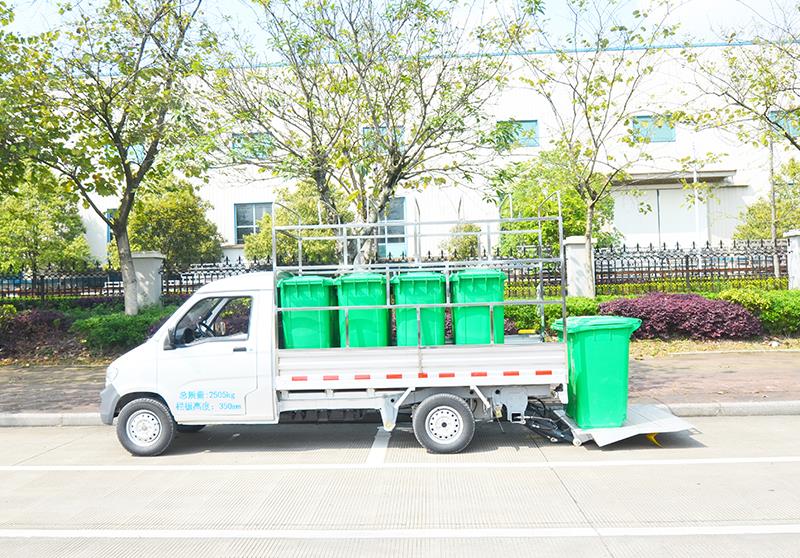 产品简介：
该款纯电动桶装垃圾运输车主要用于装卸居民区标准垃圾桶到压缩垃圾站、中转站。车型尺寸小，在居民区便利性好，垃圾桶收集方便。